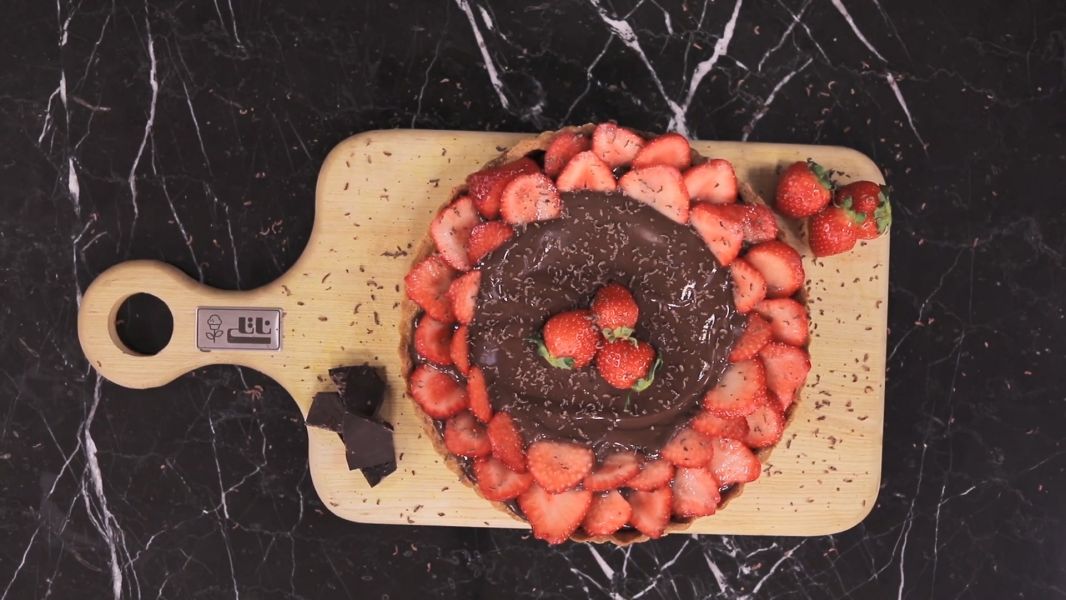طرز تهیه تارت با تزئین شکلات و توت فرنگی + ویدیو