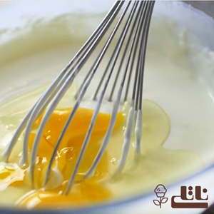 به خمیر پنیر و تخم مرغ، نشاسته ذرت و یا آرد سفید اضافه کنید
