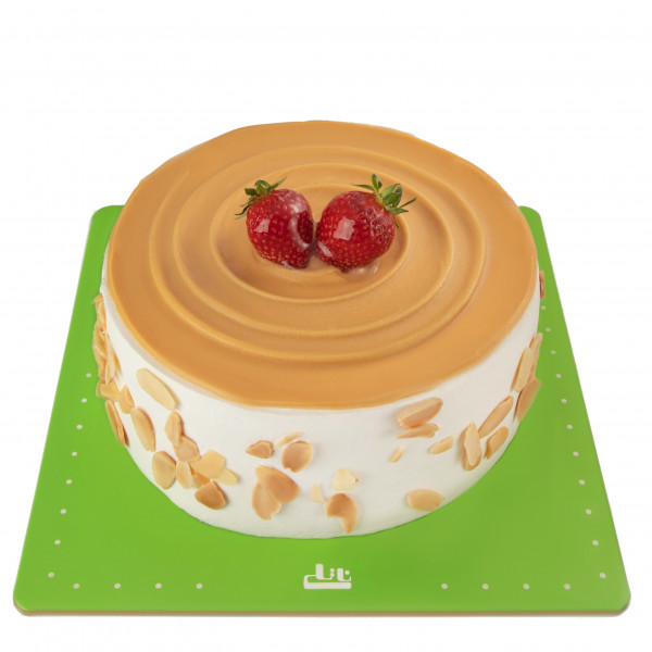مینی کیک کارامل و بادام با توت فرنگی